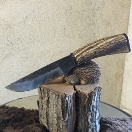 couteau fixe , manche en bois de cerf, lame brut de forge, acier ressort. 80 euros