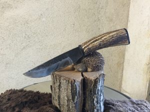 couteau fixe , manche en bois de cerf, lame brut de forge, acier ressort. 80 euros