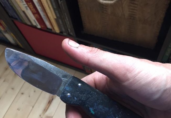 Couteau pliant deux clous, manche en téflon multicolor, lame forgée 100c6. 60 euros