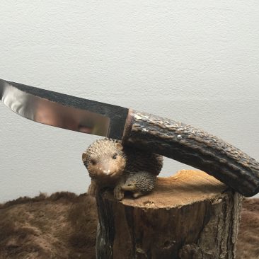 couteau fixe , manche en bois de cerf, lame brut de forge en 100c6. 85 euros.