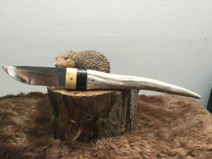 Petite dague buis,ébène et bois de cerf. lame forgé en 100c6. 80 euros