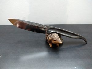 couteaux fixe brut de forge.forgé dans une dent de ratteleuse. 70 euros.