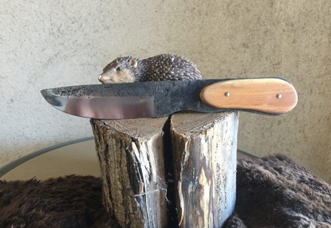 Couteau forgé a partir d'un couteau de broyeur. rajout en pommier. 60 euros.