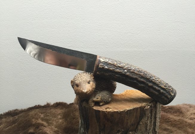couteau fixe , manche en bois de cerf, lame brut de forge en 100c6. 85 euros.
