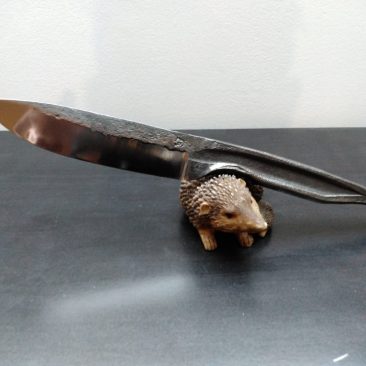couteaux fixe brut de forge.forgé dans une dent de ratteleuse. 70 euros.